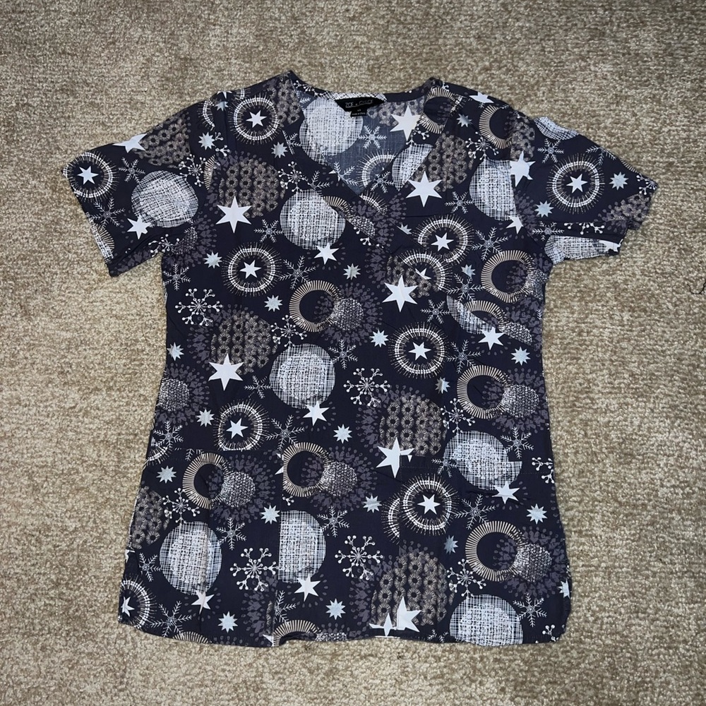 Charcoal Gray Winter Snowflake Fitted Women’s Scrub Top Zoe + Chloe size XS